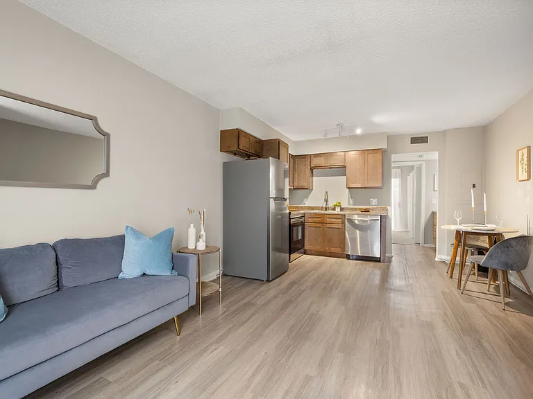 1515 W McNeese St — Photo 10