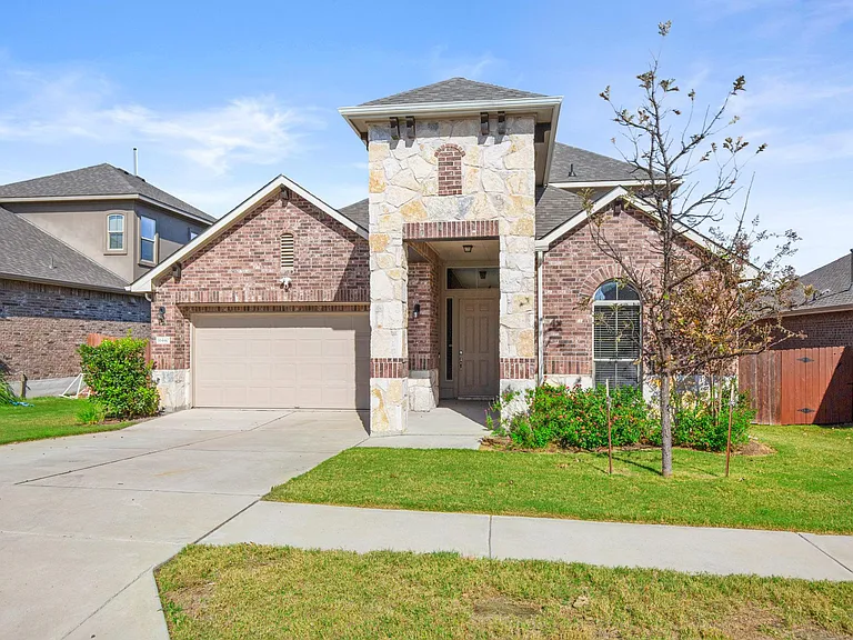 16440 Pienza Dr — Photo 2