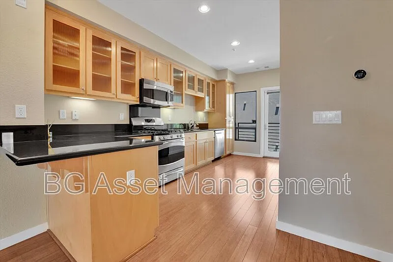 2 bed, 2.5 bath, 1054 sqft, $3,250 — Photo 3