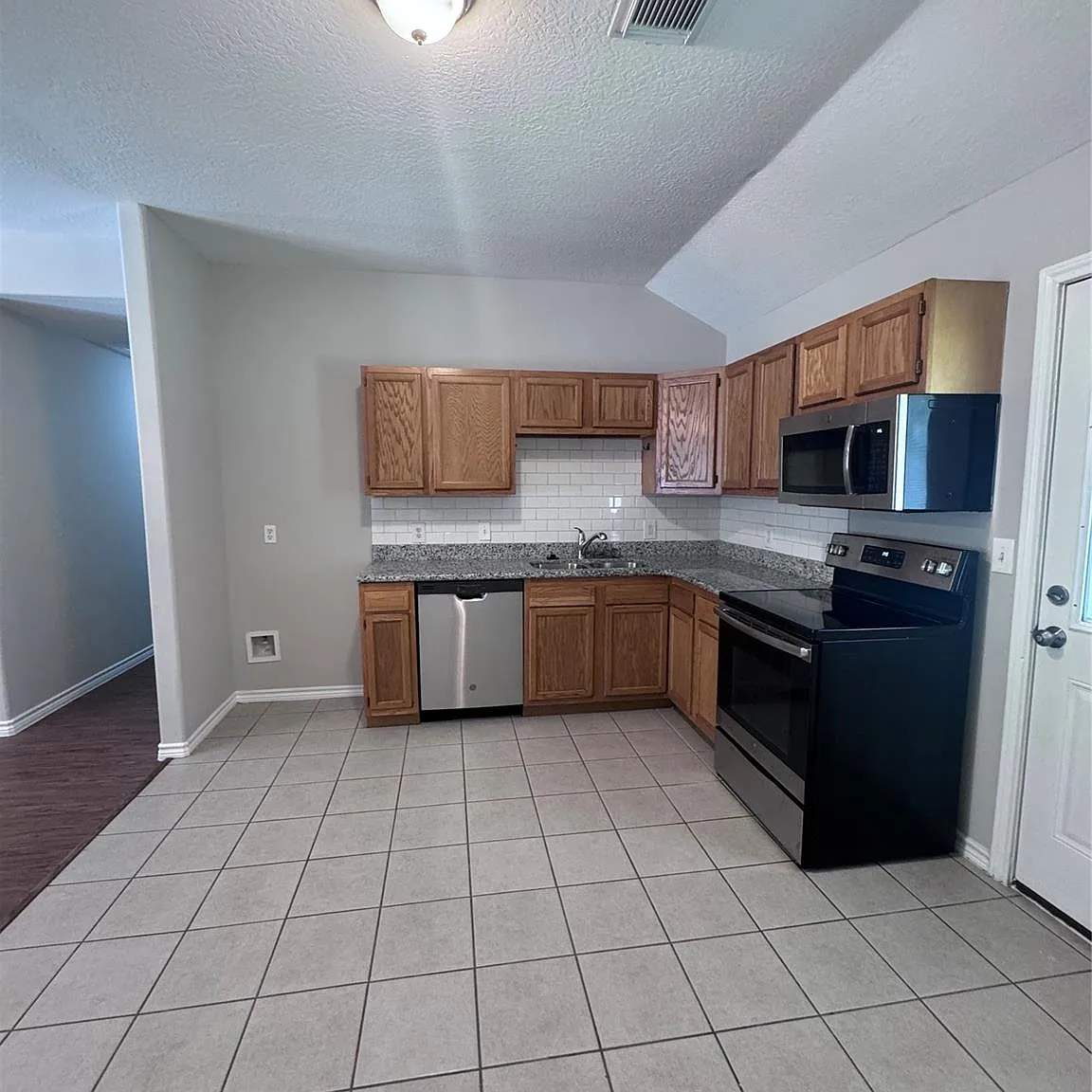 3 bed, 2.0 bath, 1066 sqft, $1,500 — Photo 3