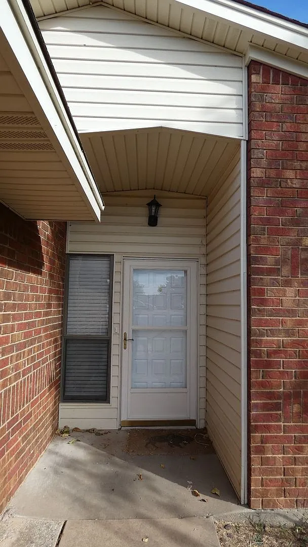 2512 SW 39th St. — Photo 2