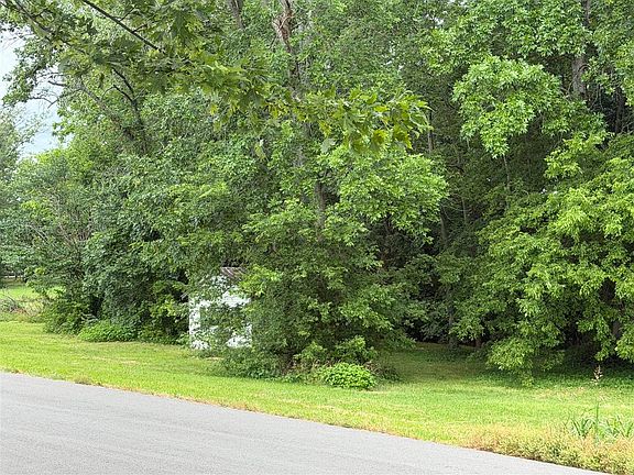3rd image of 1615 Lake Springs Rd