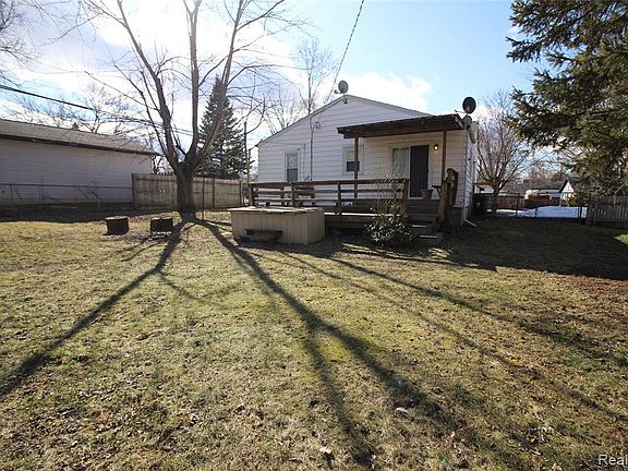 3rd image of 165 Rosewood Ave
