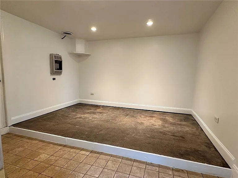 229 Howard St NE — Photo 15