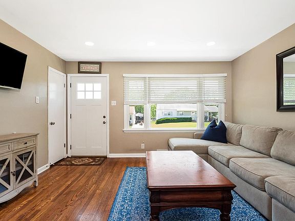 2nd image of 10225 Dandridge Dr