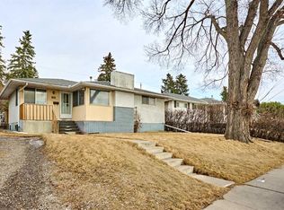 28 SW Cornell Pl NW, Calgary, AB T2K 1V7