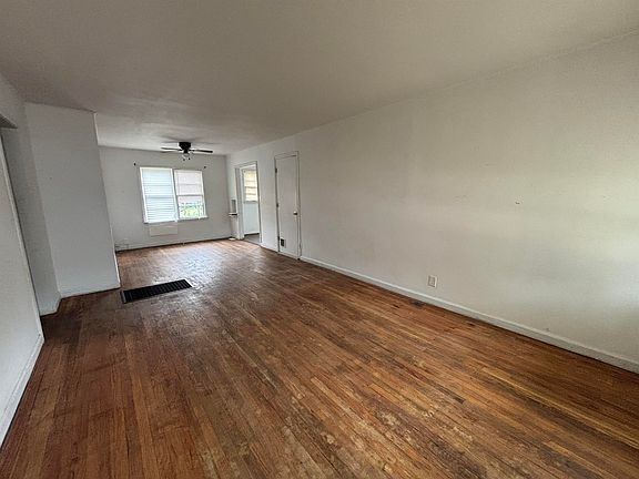 3rd image of 1313 W Hudson Dr