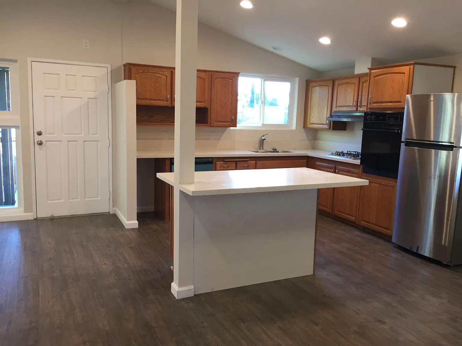 3 bed, 1008 sqft, $3,700 — Photo 3