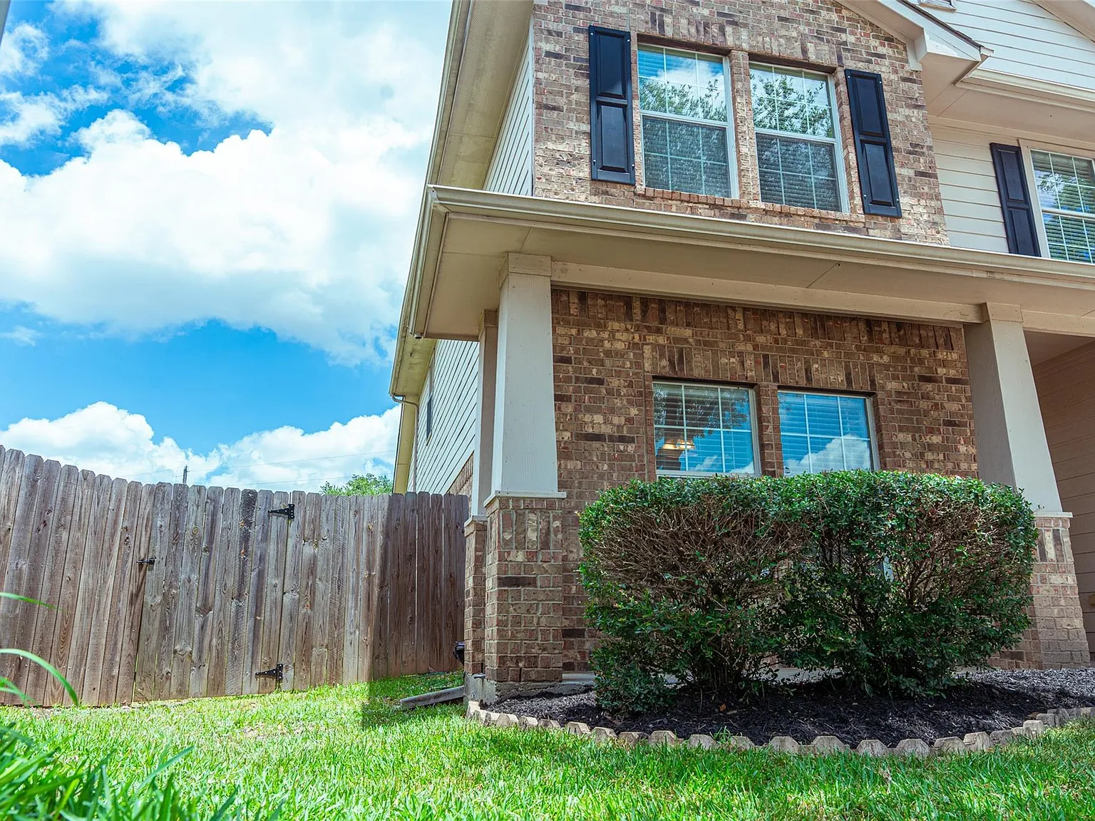 5 bed, 3.5 bath, 2884 sqft, $2,300 — Photo 3