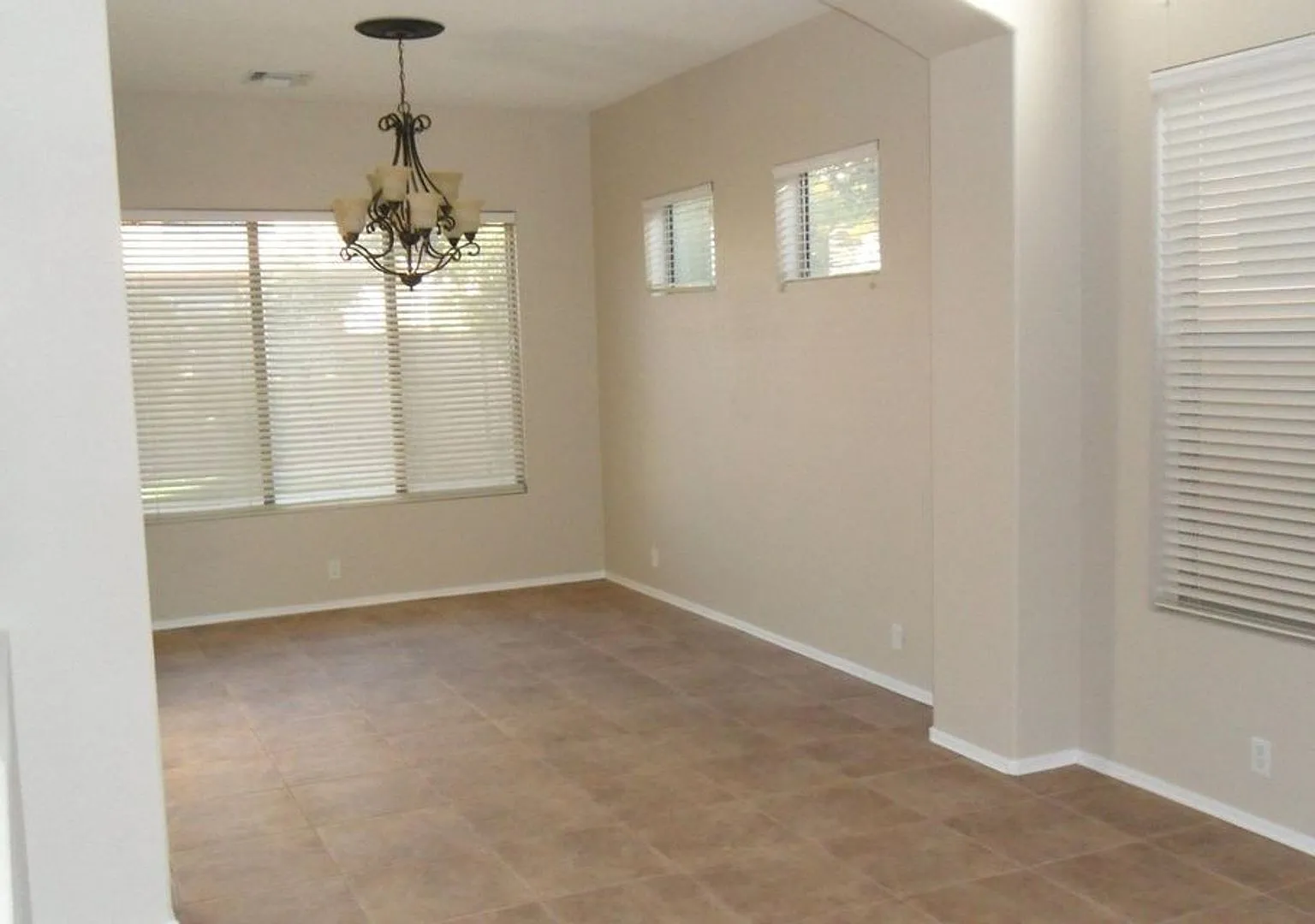 Large 5 Bedroom with Sparkling Pool North Peoria! — Photo 2