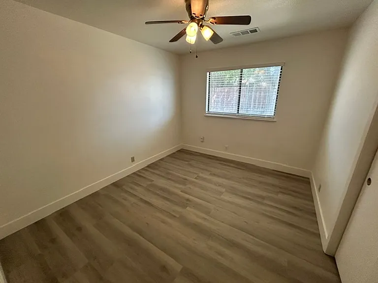 1136 W Damron Ave — Photo 17