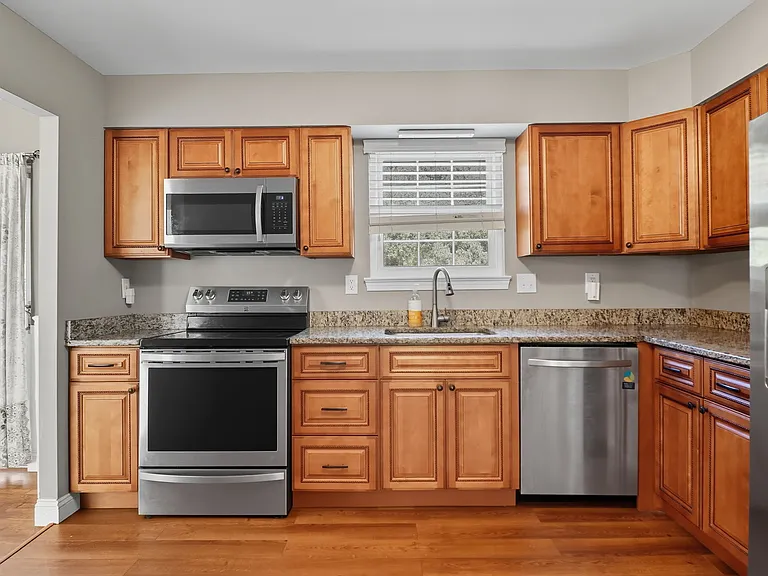8136 Comet Dr — Photo 2