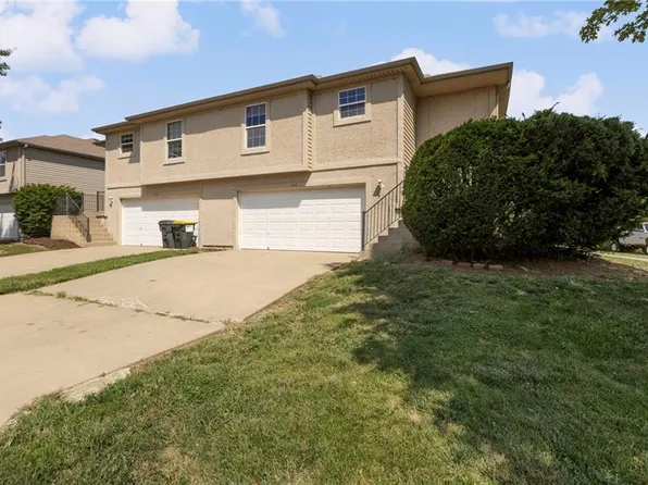 210 N 6th Ter, Louisburg, KS 66053
