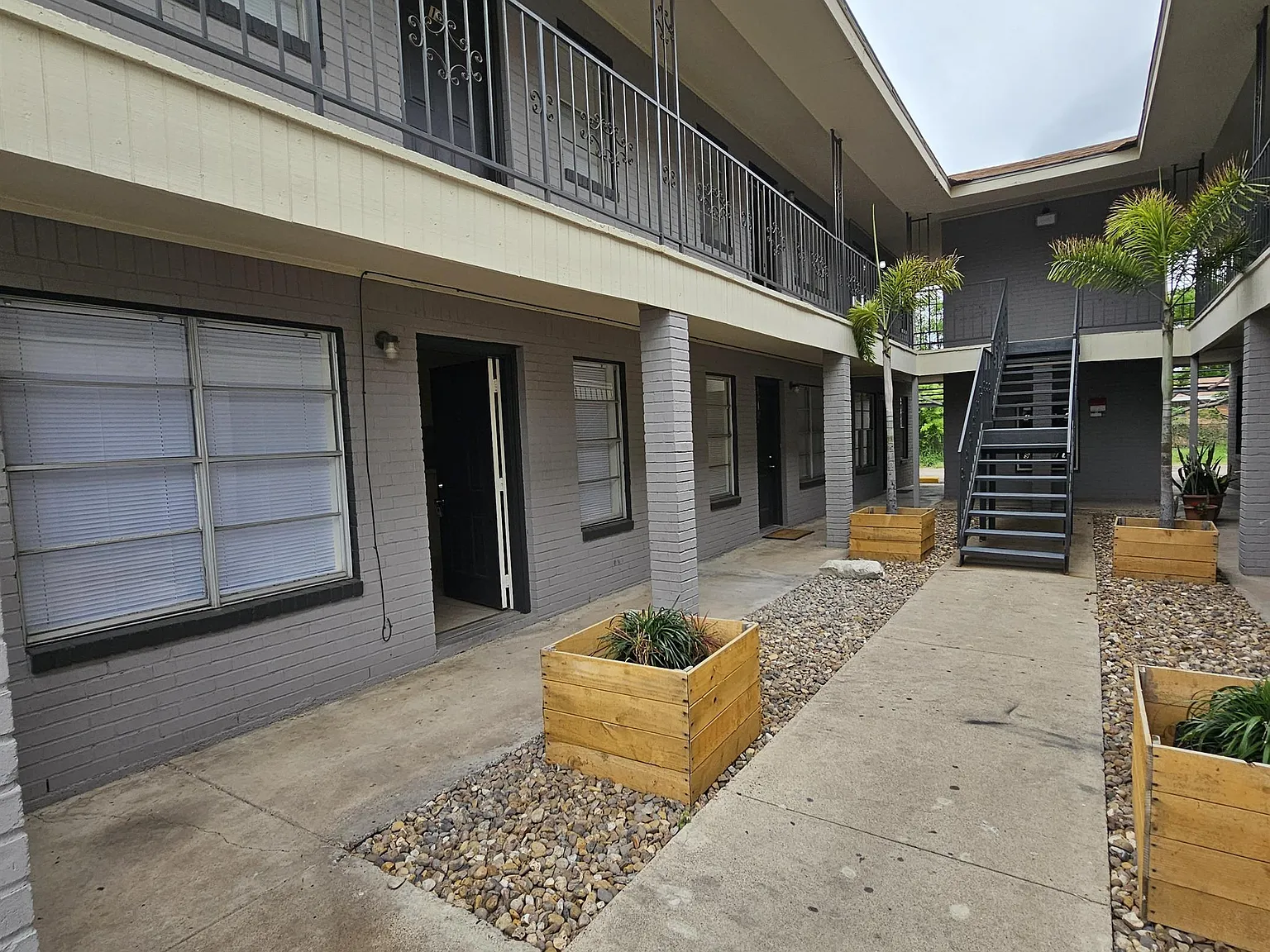 1108 Fern Apts — Photo 3