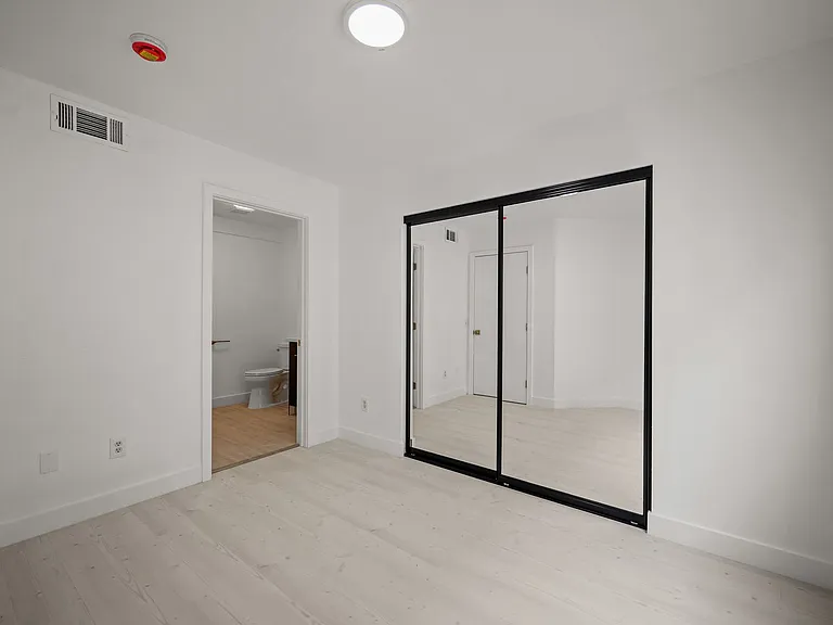 920 Everett St — Photo 29