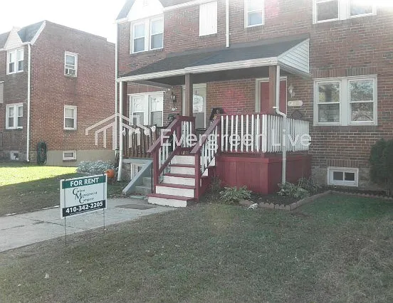 3 bed, 1.0 bath, 992 sqft, $1,745 — Photo 1