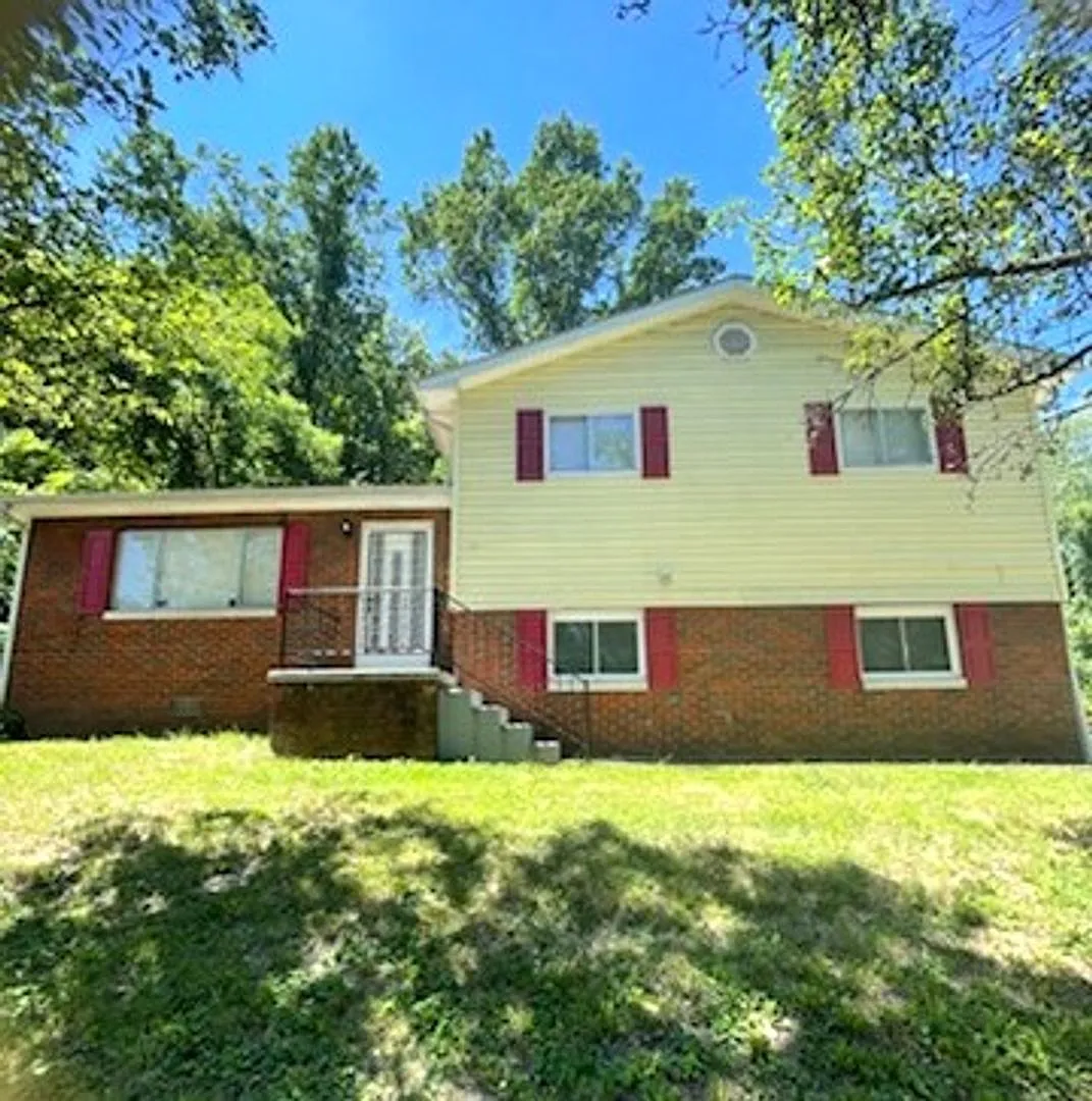 Two Bedroom One Bath Apartment In Huntington — Photo 2