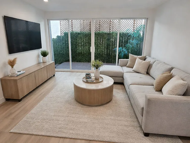 734 N Alfred St #1 — Photo 2