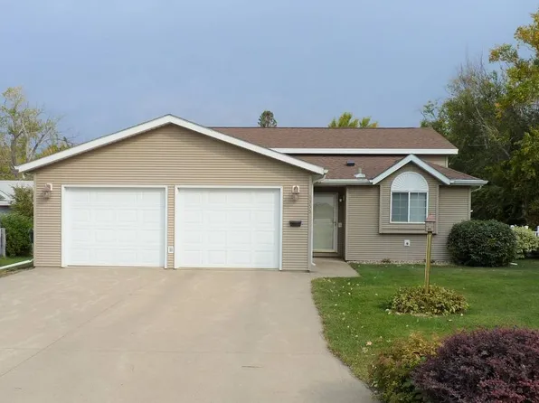 1355 3rd St S, Carrington, ND 58421
