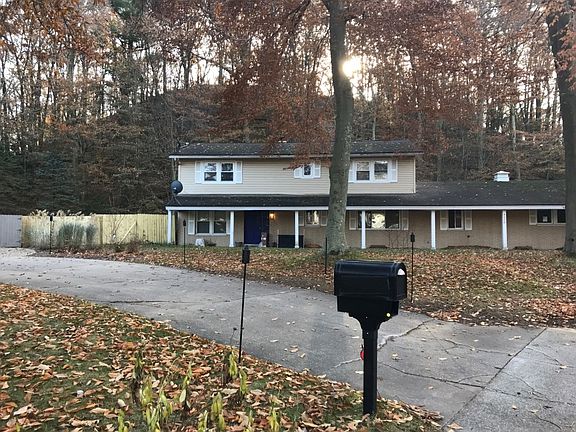 2nd image of 4026 Applewood Ln