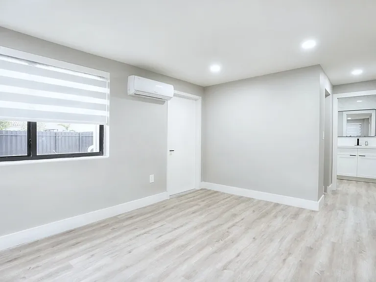 331 W 40th Pl — Photo 1
