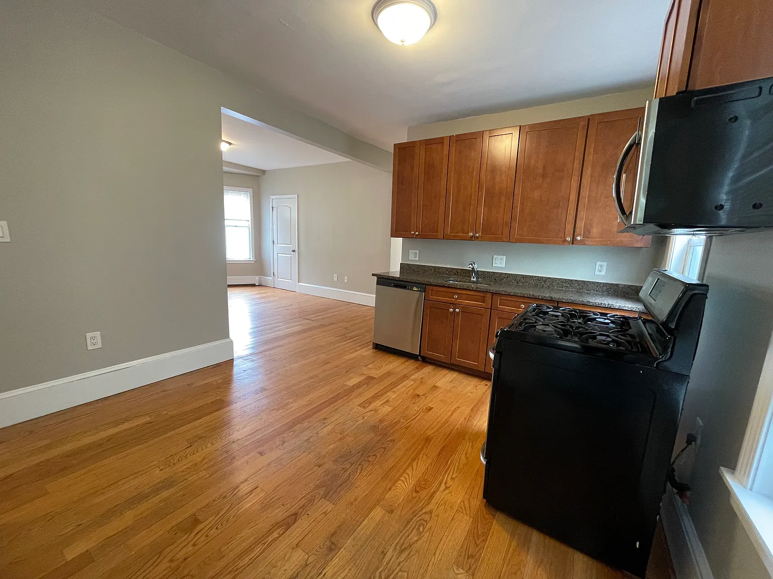 4 bed, 9999 sqft, $3,740 — Photo 3