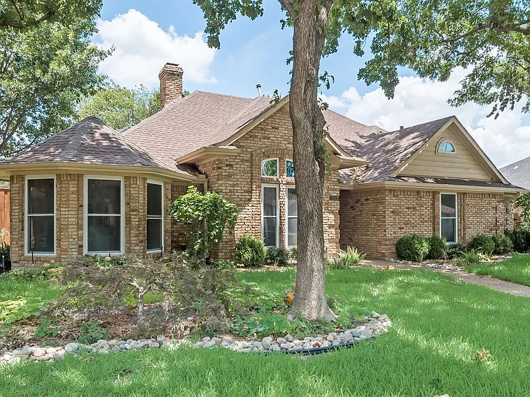 212 Steamboat Dr — Photo 2