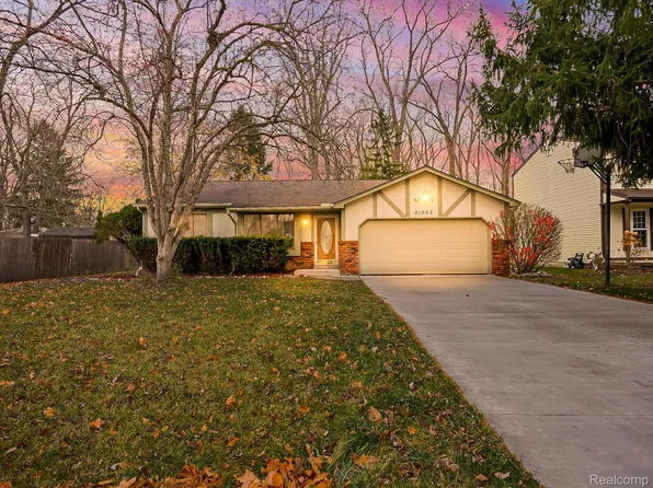 21662 Flanders St, Farmington Hills, MI 48335