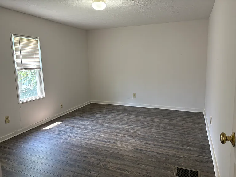 682 Roscoe Ave — Photo 7