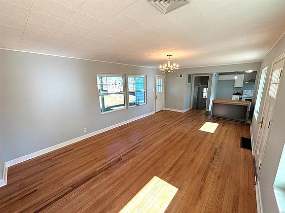 3rd image of 740 W Warmouth St