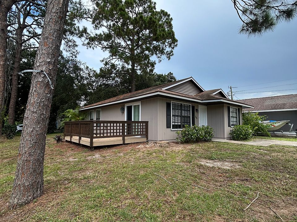 Corner lot with generous deck for grilling. Very private. Quiet neighborhood.