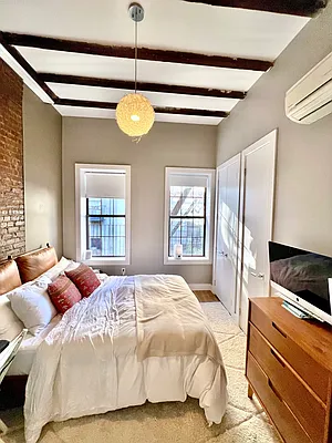 Rented by Safdie Realty Group | media 3