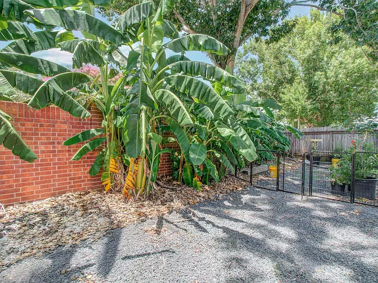 2122 Courtshire Ln — Photo 32