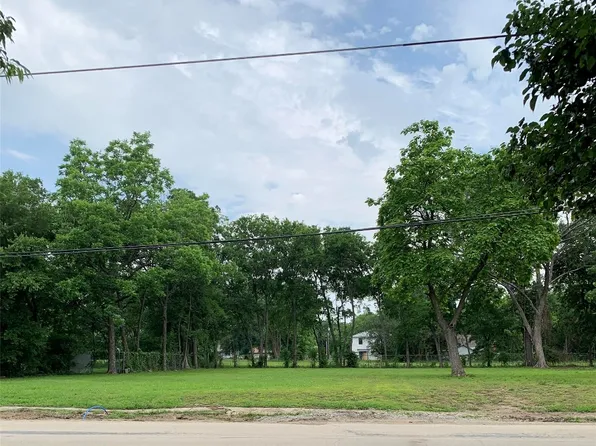 409 E 6th St, Bonham, TX 75418