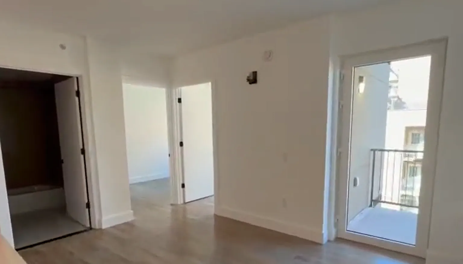 3 bed, 900 sqft, $3,373 — Photo 2