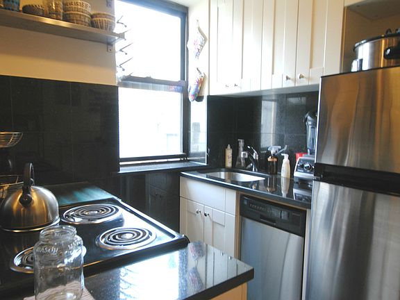 5th image of 237 Henry St APT 5C