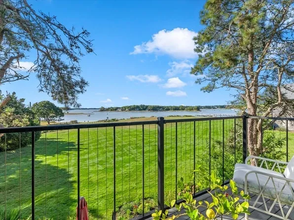 30 Woodbury St #30, Buzzards Bay, MA 02571