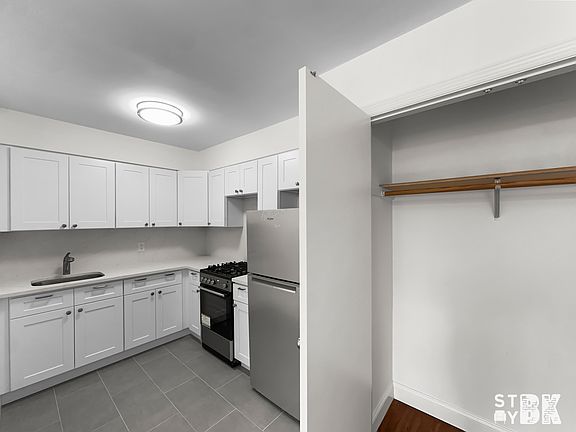 5th image of 141-04 Pershing Cres #4