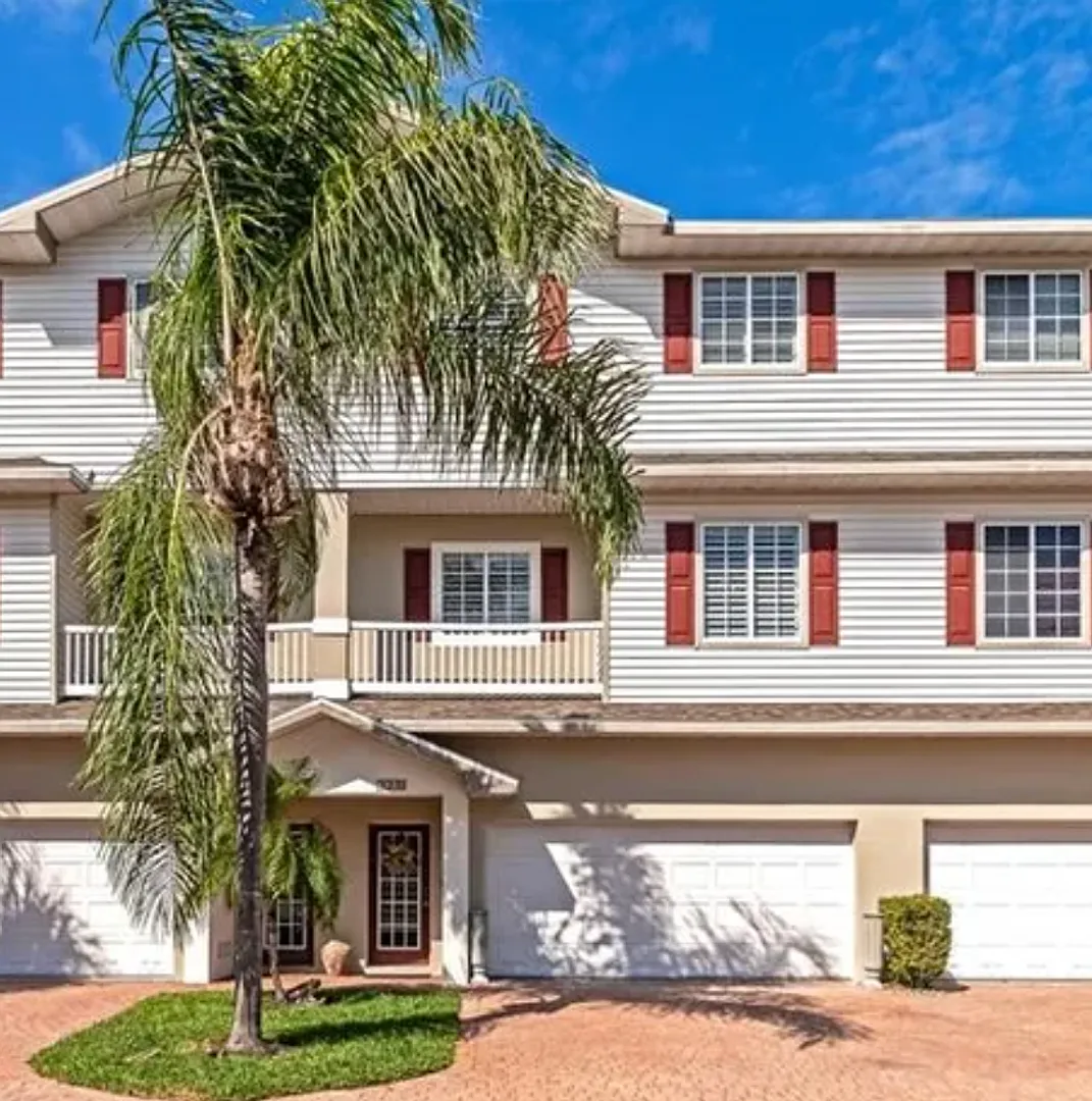 Gorgeous 4-Bedroom, 4-Bathroom Townhouse in Palmetto — Photo 1