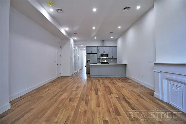 Rented by Real Street Inc | media 10