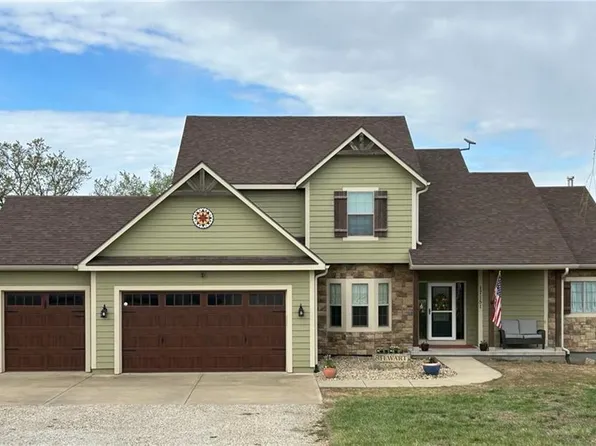 17151 Feather Ln, Tonganoxie, KS 66086