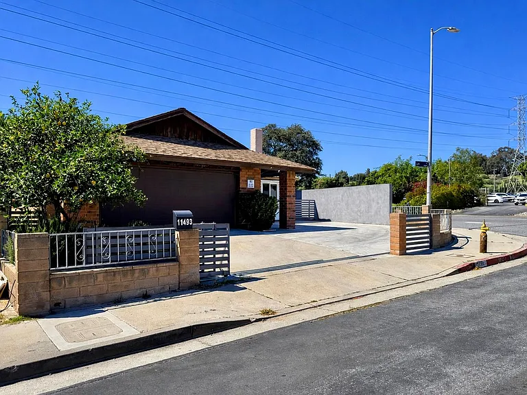 11493 Lev Ave — Photo 4