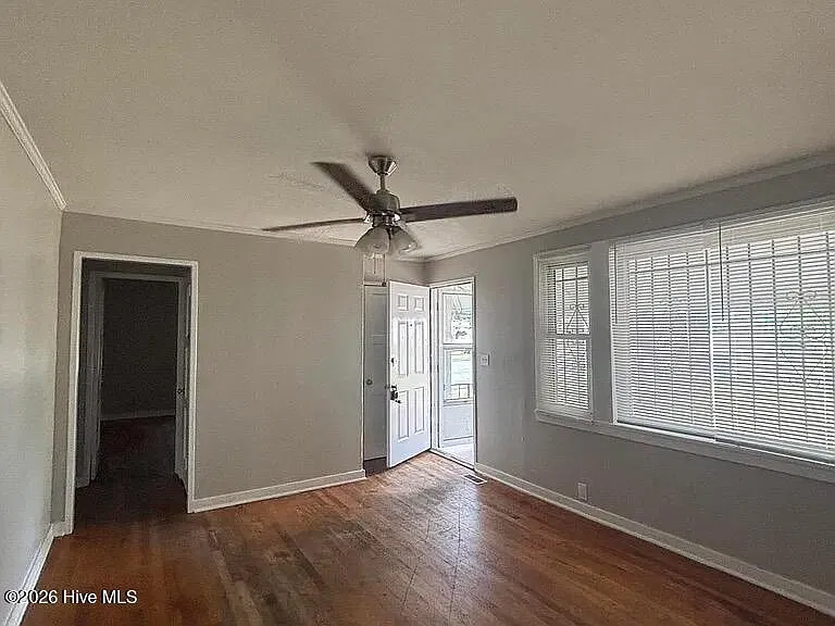 3 bed, 1.0 bath, 944 sqft, $1,300 — Photo 3