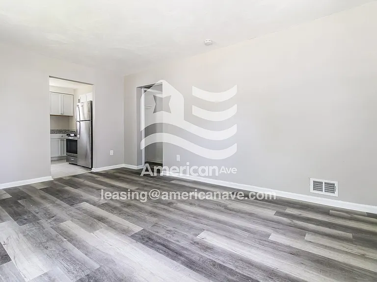 742193_003_living_room_13840393.jpg