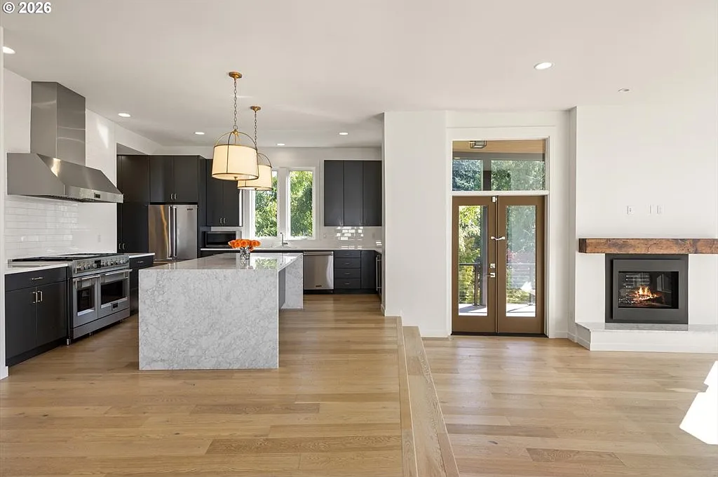 4 bed, 3.5 bath, 4437 sqft, $6,995 — Photo 4