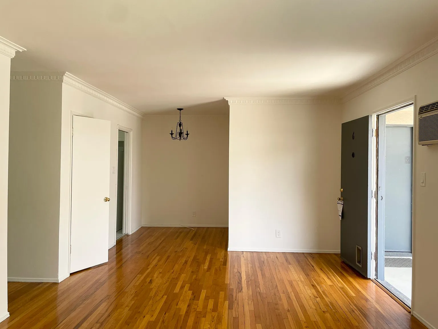 402 N Palm Dr — Photo 2