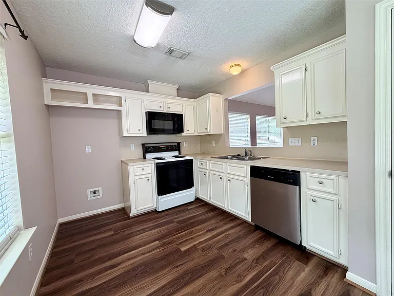 4006 Hunnington Dr — Photo 8