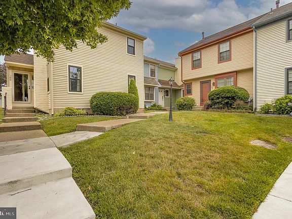 2nd image of 102 Rutledge Ct