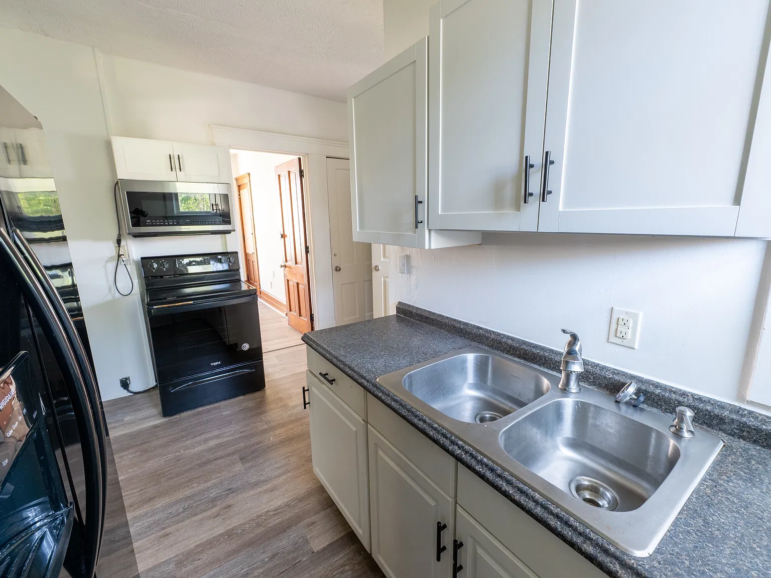 6 bed, 2162 sqft, $3,720 — Photo 2