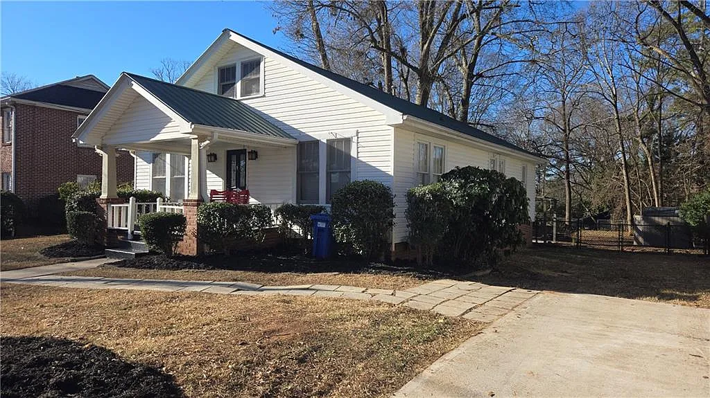 3 bed, 2.0 bath, 1613 sqft, $2,300 — Photo 2